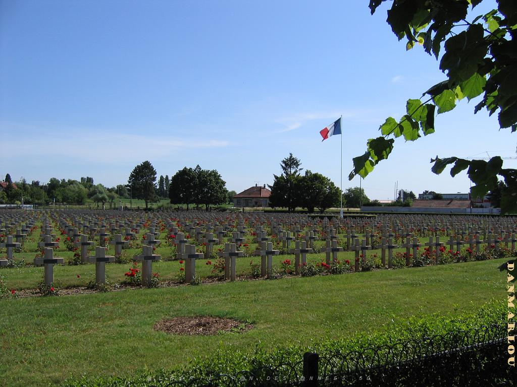 CIMETIERES MILITAIRES 1944   (10)NECROPOLE DE CERNAY Source de Clement CHARRUT.JPG